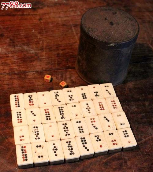 Các nhà hảo tâm ủng hộ hiện vật cho Quỹ "Vì người nghèo" trong lễ phát động.